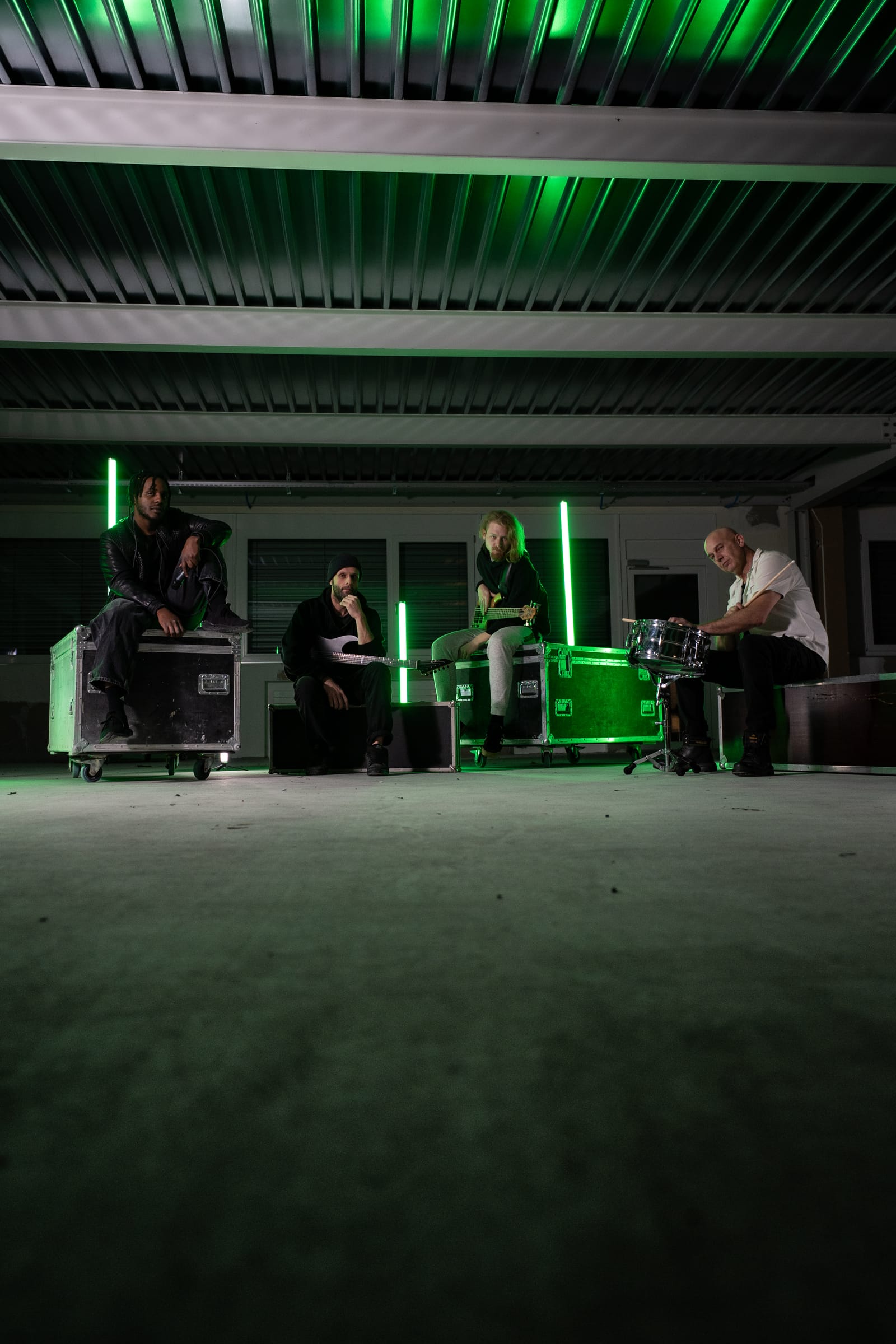 EXØGÈNE assis sur les flight cases, vue verticale